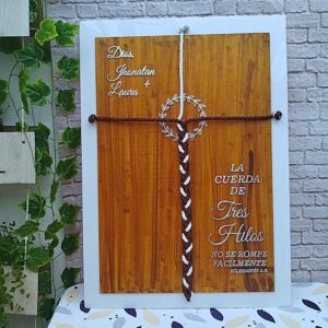 Cartel cordón de tres personalizado con detalles grabados, materiales diversos. para bodas, decoración