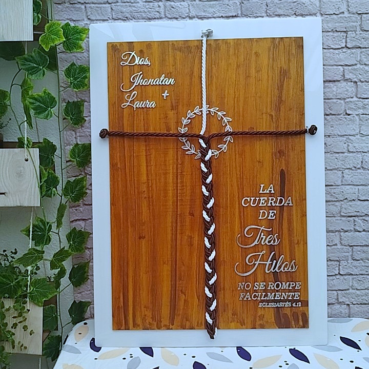 Cartel cordón de tres personalizado con detalles grabados, materiales diversos. para bodas, decoración