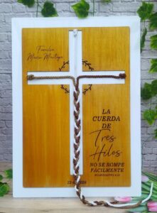 Cartel cordón de tres personalizado con detalles grabados, materiales diversos. para bodas, decoración