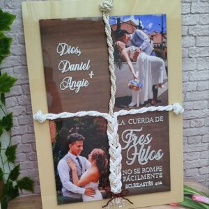 Cartel cordón de tres personalizado con detalles grabados, materiales diversos. para bodas, decoración