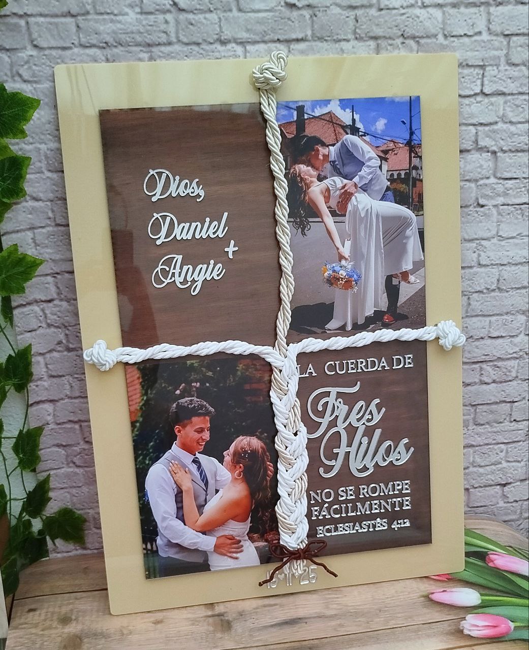 Cartel cordón de tres personalizado con detalles grabados, materiales diversos. para bodas, decoración