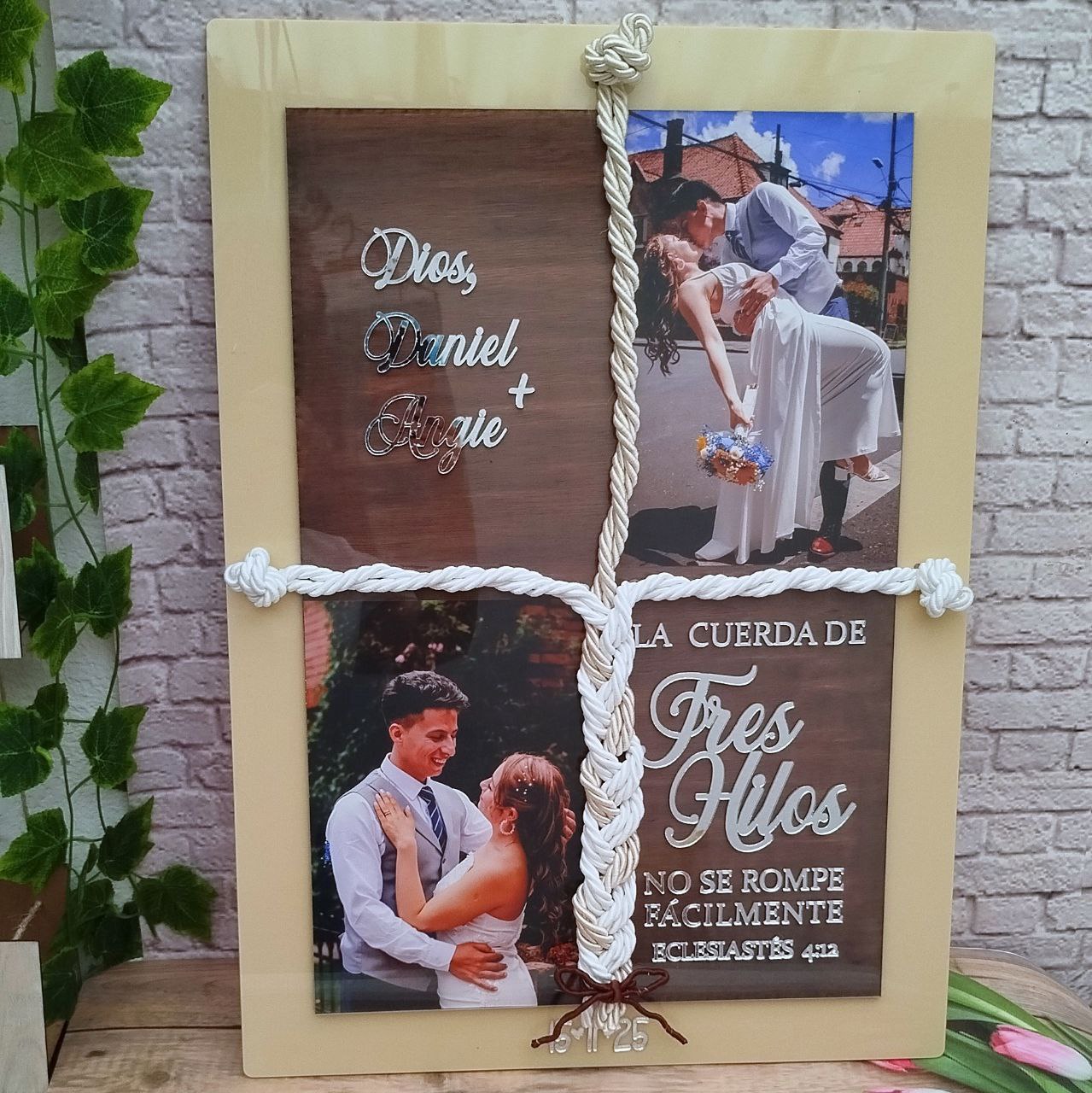 Cartel cordón de tres personalizado con detalles grabados, materiales diversos. para bodas, decoración