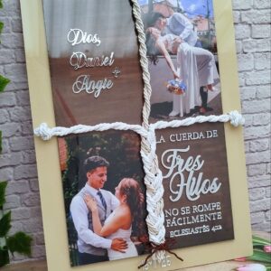 Cartel cordón de tres personalizado con detalles grabados, materiales diversos. para bodas, decoración