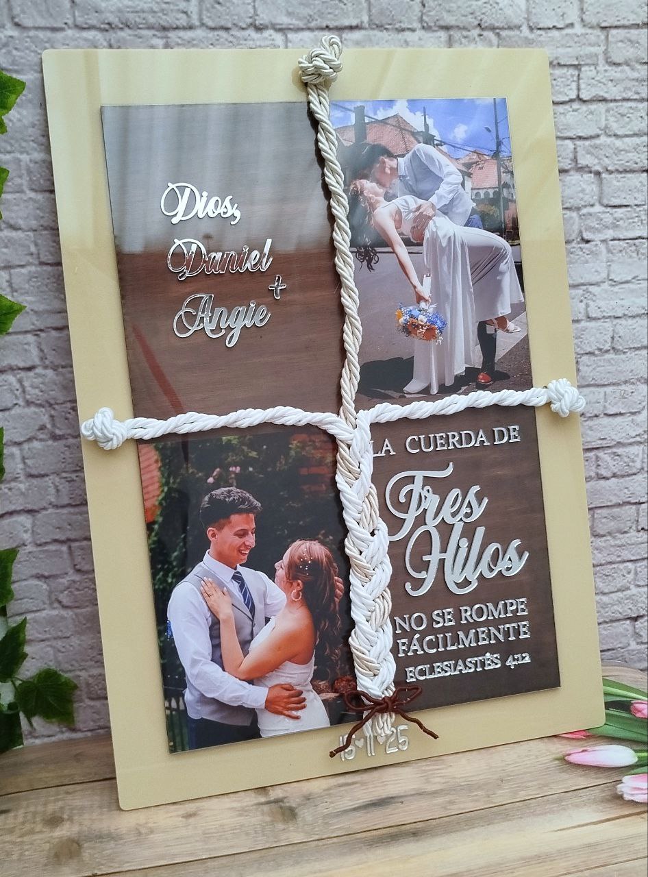 Cartel cordón de tres personalizado con detalles grabados, materiales diversos. para bodas, decoración