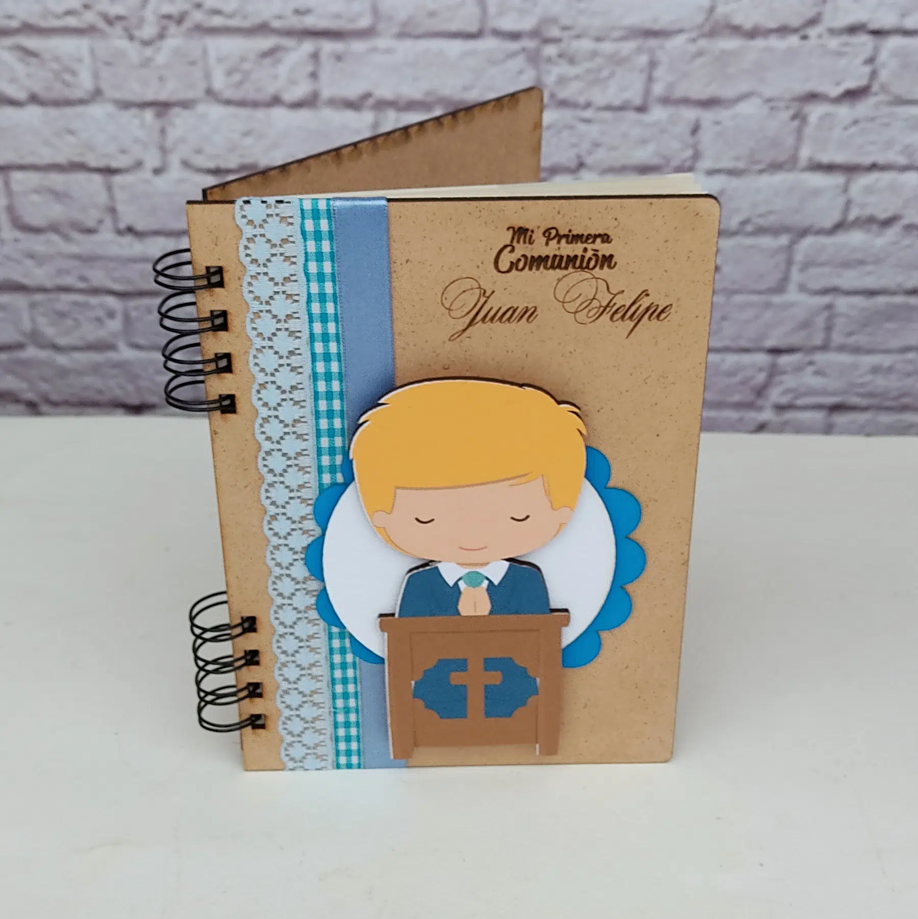 Libreta personalizada con tapa de madera con dibujos de huella de perro