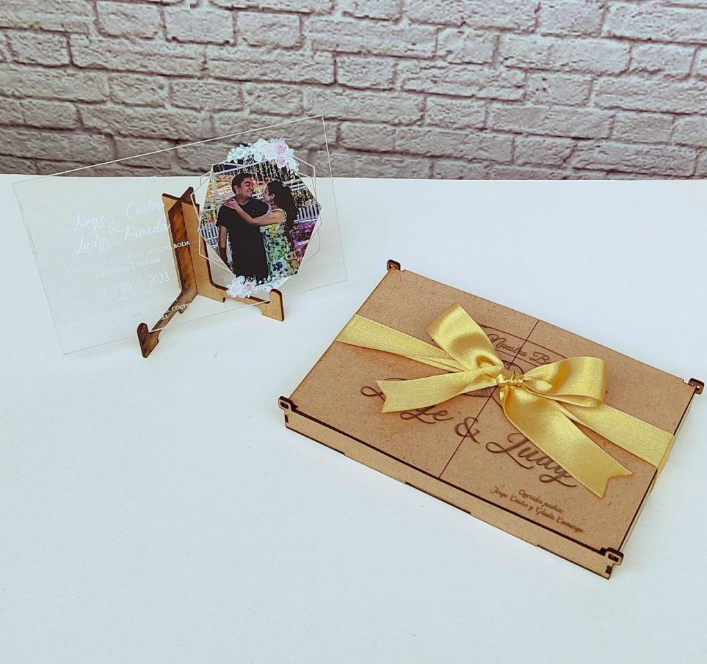 Invitaciones en acrilico impresión 3d con caja en madera de elegante