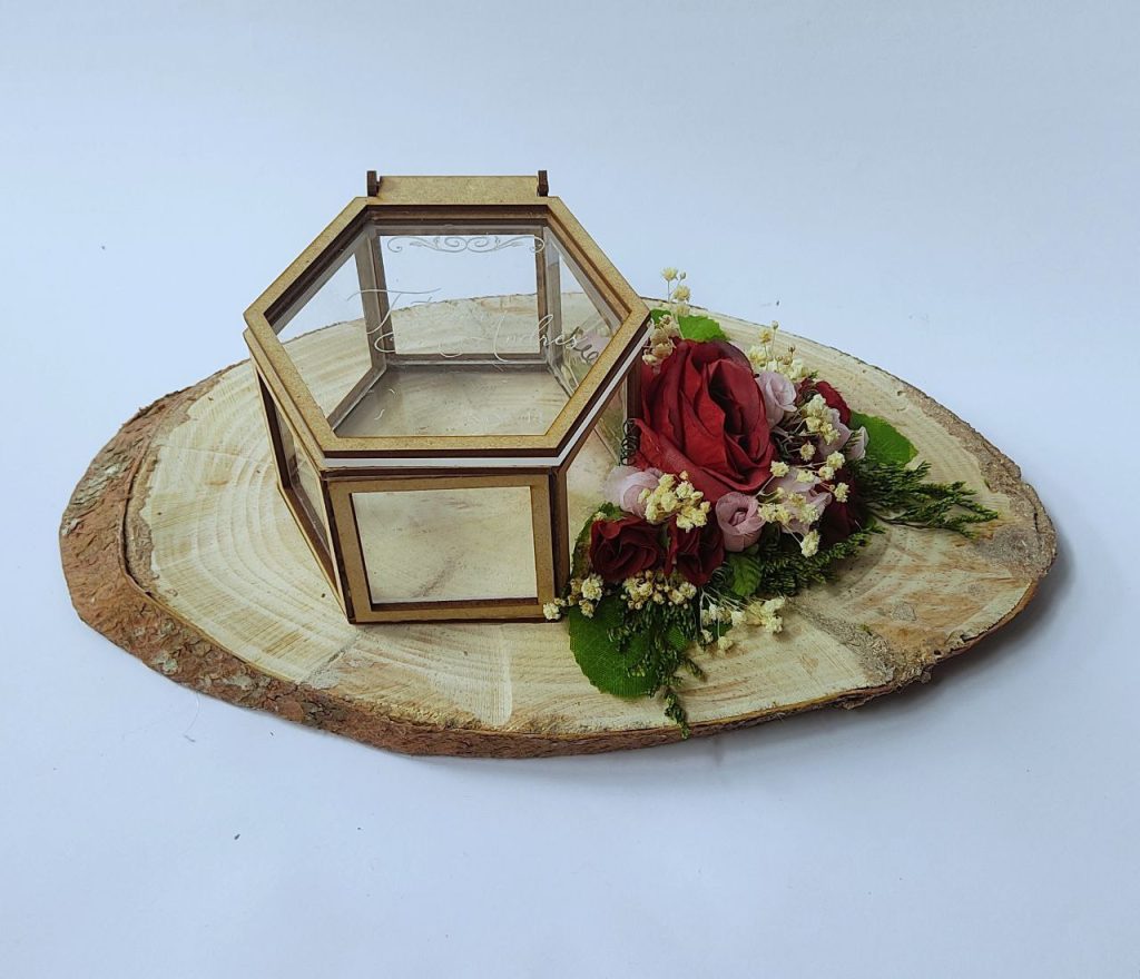 Cofre en acrilico para anillos con base en madera personalizado