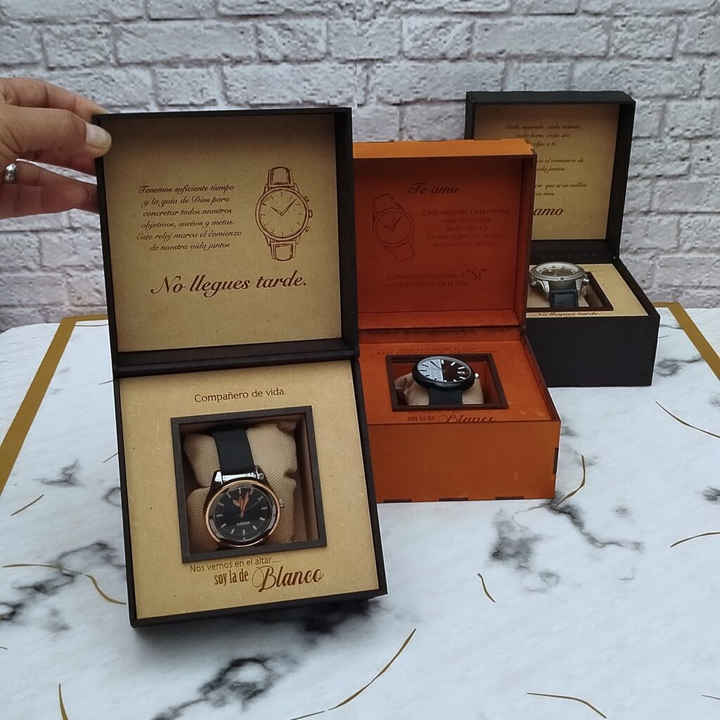 Caja tipo cubo ideal para el reloj de compromiso, colores madera para elegir y textos personalizados