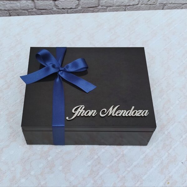 Caja para el reloj de compromiso para el novio personalizado, frases, colores y estilo