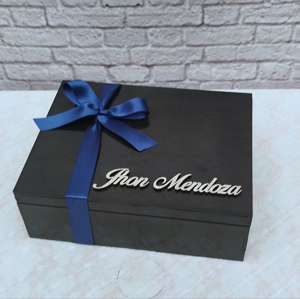 Caja para el reloj de compromiso para el novio personalizado, frases, colores y estilo