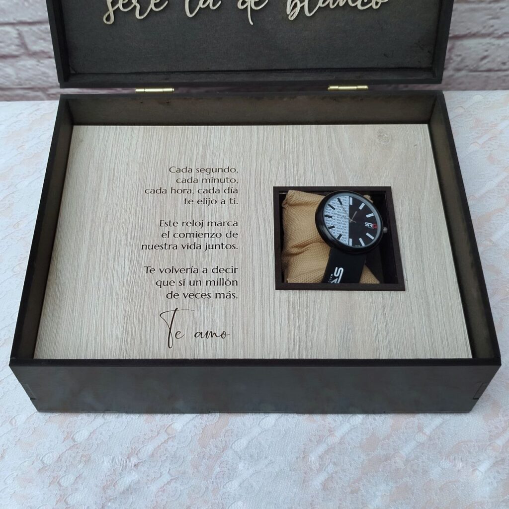 Caja para el reloj de compromiso para el novio personalizado, frases, colores y estilo