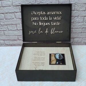 Caja para el reloj de compromiso para el novio personalizado, frases, colores y estilo