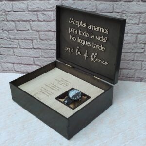 Caja para el reloj de compromiso para el novio personalizado, frases, colores y estilo