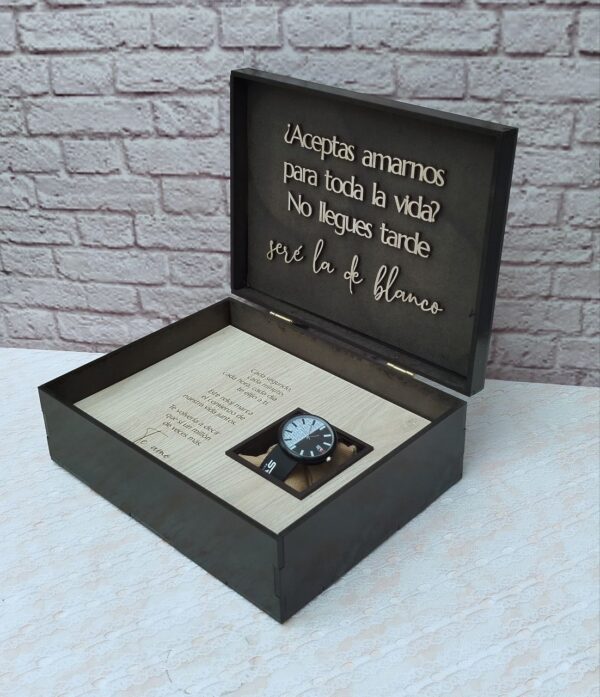 Caja para el reloj de compromiso para el novio personalizado, frases, colores y estilo