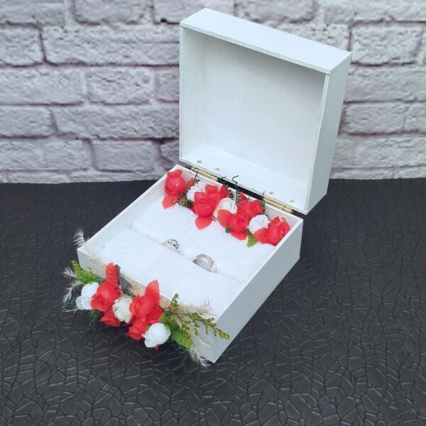 Cofre para anillos de boda personalizado en tono blanco elegante