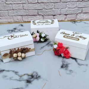cofre para anillos personalizados en blanco vintage, con decoración personalizada