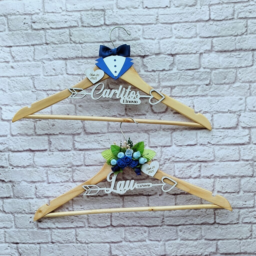Ganchos personalizados para los vestidos o trajes de boda para novio y para novia