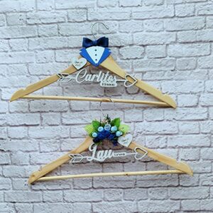 Ganchos personalizados para los vestidos o trajes de boda para novio y para novia