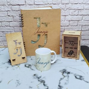 Agenda personalizada con mug, alcancia y portacelular, kit oficina, kit escolar, regalos personalizados en madera