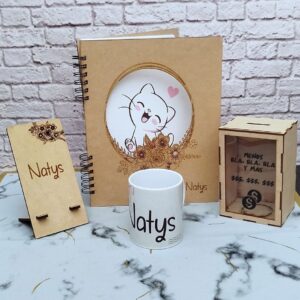 Agenda personalizada con mug, alcancia y portacelular, kit oficina, kit escolar, regalos personalizados en madera