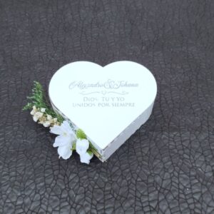 cofre para anillos personalizados vintage, con decoración personalizada blanco en forma de corazón