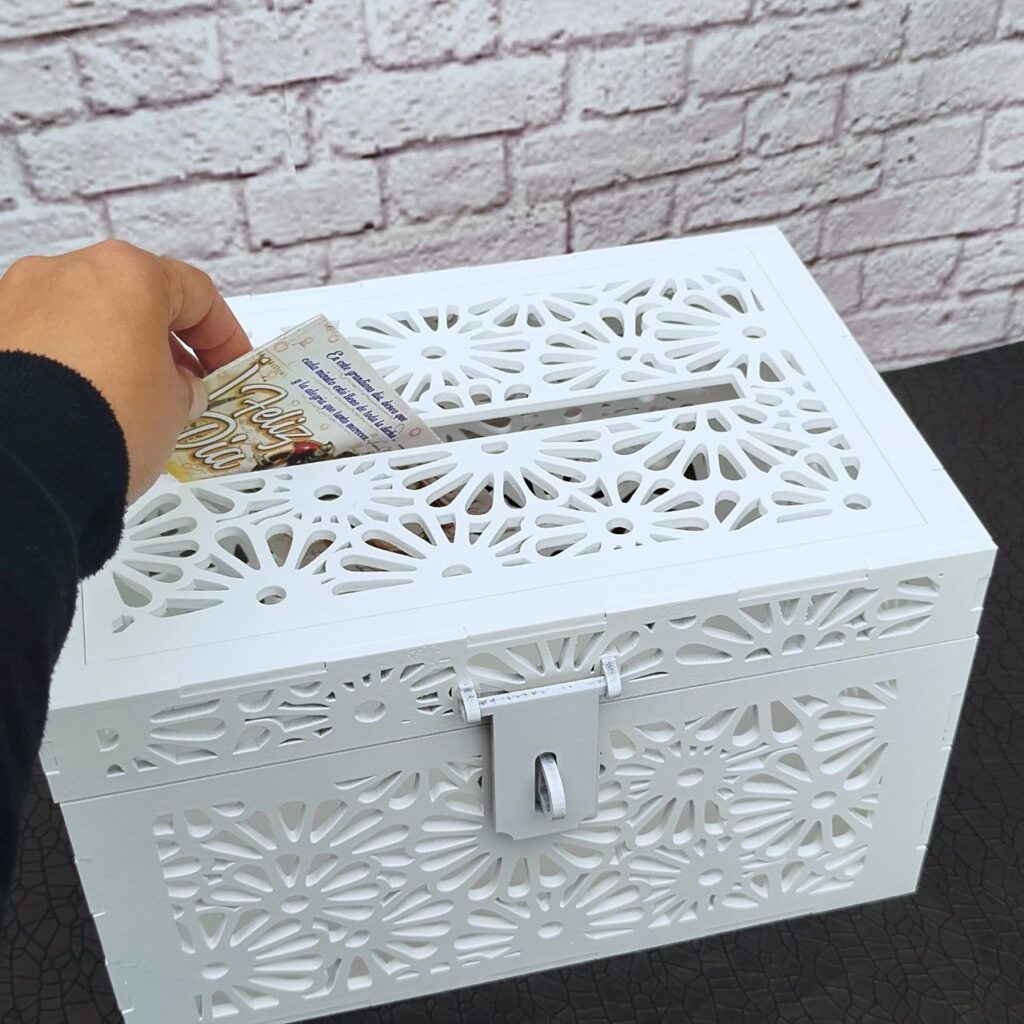 cofre lluvia de sobres personalizado en tono blanco con corte decorativo, elegante en madera