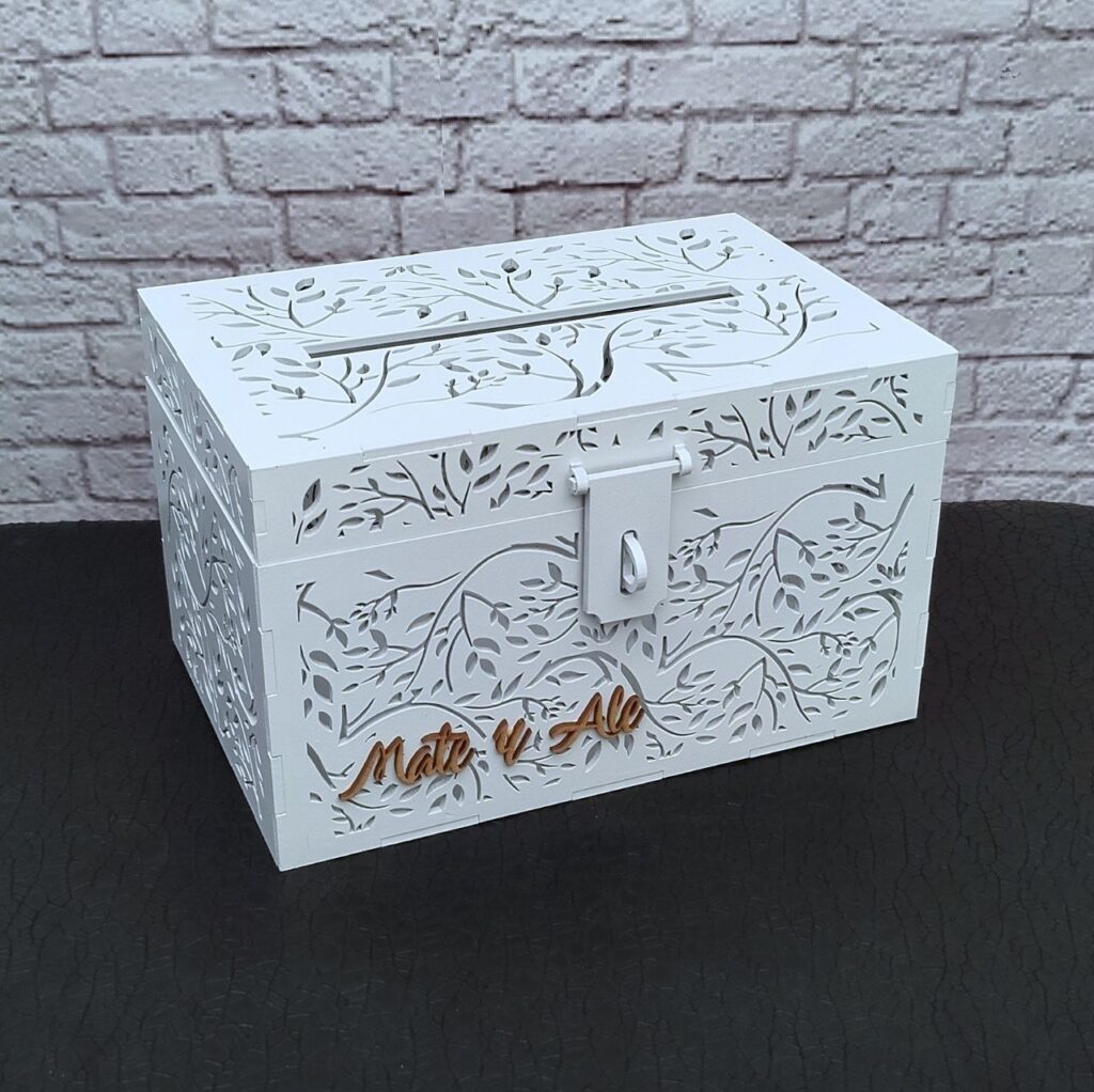 cofre lluvia de sobres personalizado en tono blanco con corte decorativo, elegante en madera