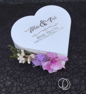 cofre para anillos personalizados vintage, con decoración personalizada blanco en forma de corazón