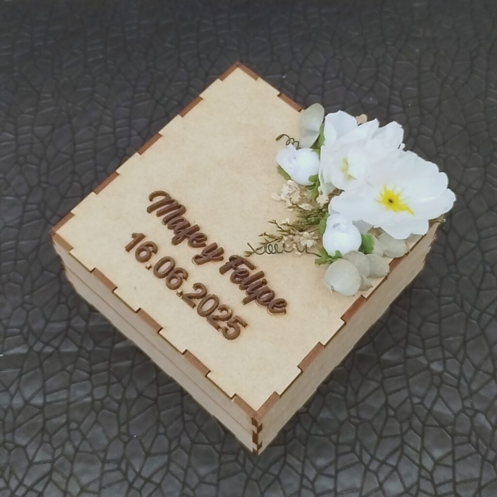 cofre para anillos personalizados vintage, con decoración personalizada en madera