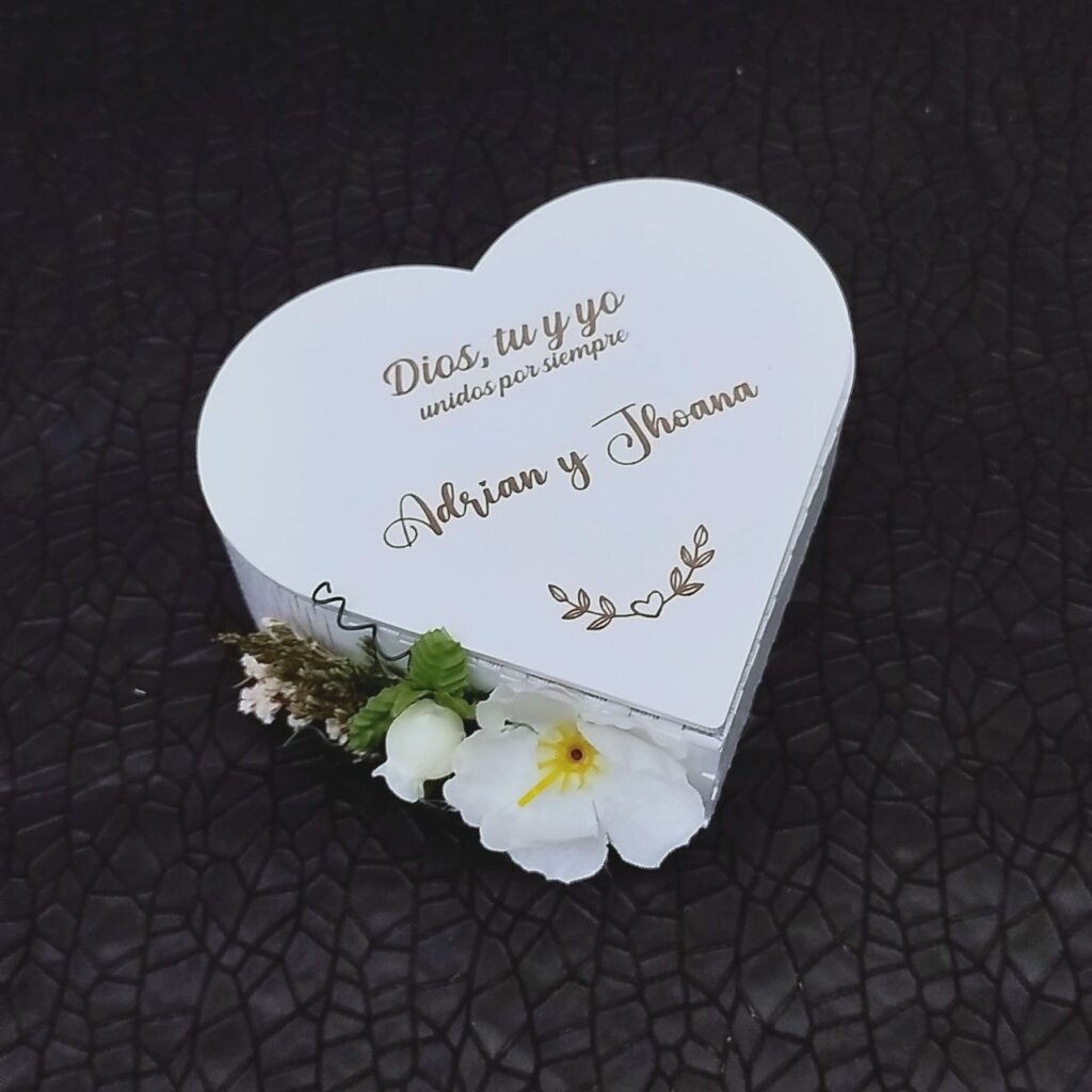 cofre para anillos personalizados vintage, con decoración personalizada blanco en forma de corazón