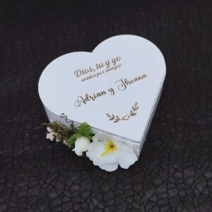 cofre para anillos personalizados vintage, con decoración personalizada blanco en forma de corazón