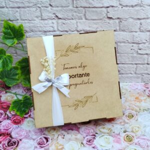 Caja en madera marcada grabado láser personalizada para detalles y eventos botilo, cepillo, espejo y dulces