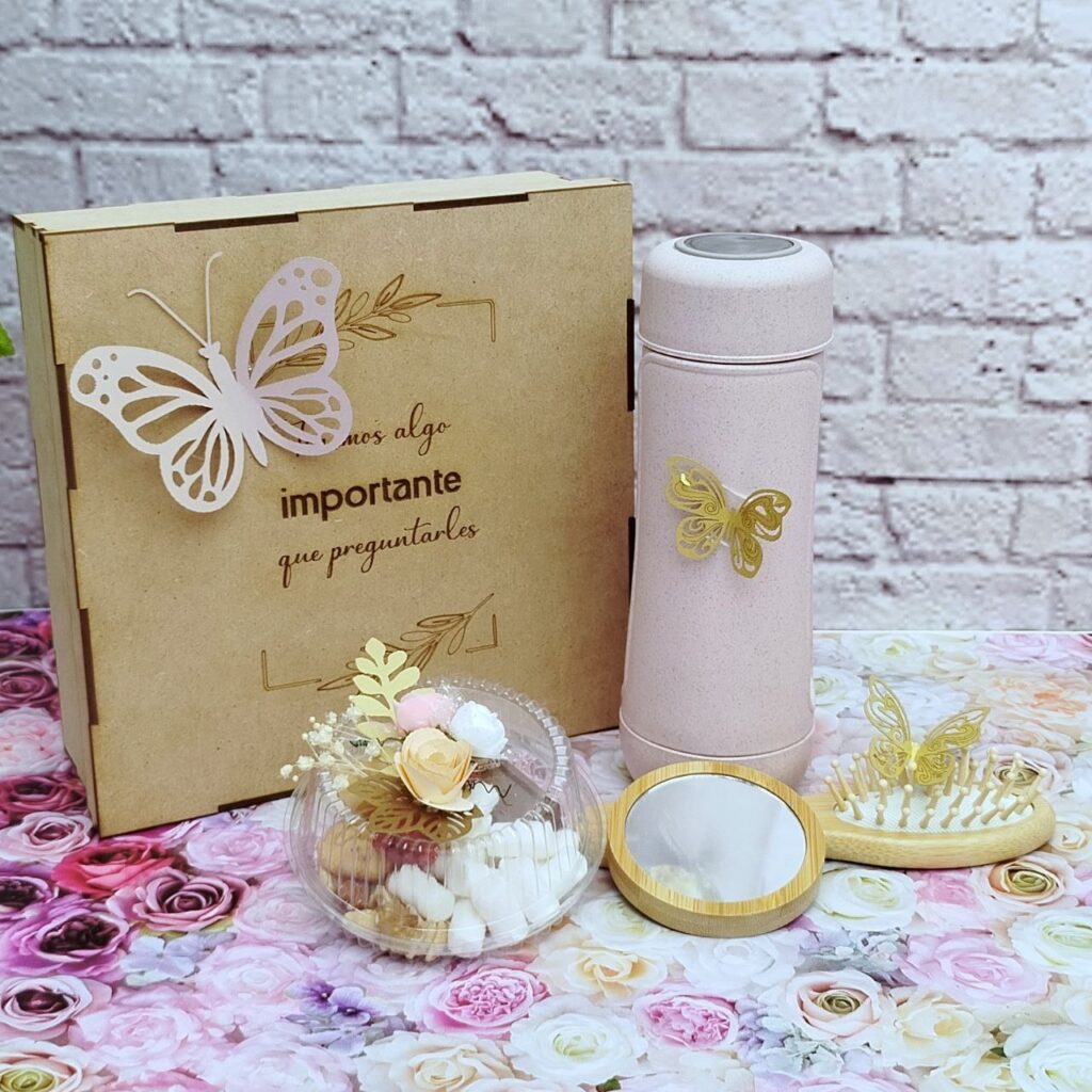Caja en madera marcada grabado láser personalizada para detalles y eventos botilo, cepillo, espejo y dulces