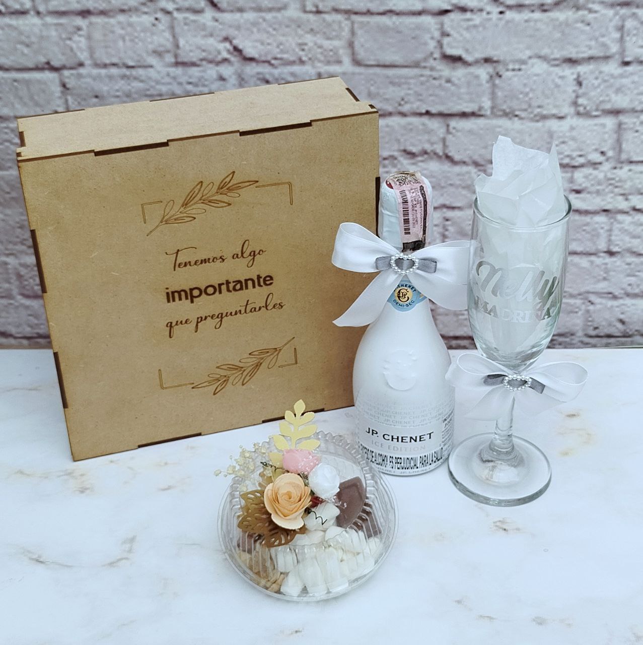 Caja en madera marcada grabado láser personalizada para detalles y eventos con copa marcada, dulces y bebida