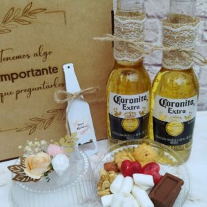 Caja en madera marcada grabado láser personalizada para detalles y eventos con dulces y bebida