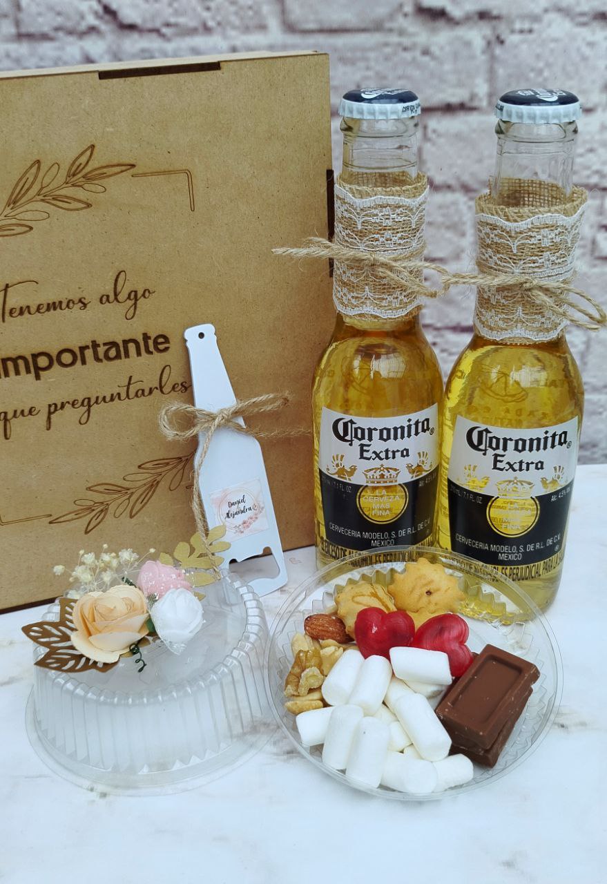 Caja en madera marcada grabado láser personalizada para detalles y eventos con dulces y bebida