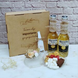 Caja en madera marcada grabado láser personalizada para detalles y eventos con dulces y bebida