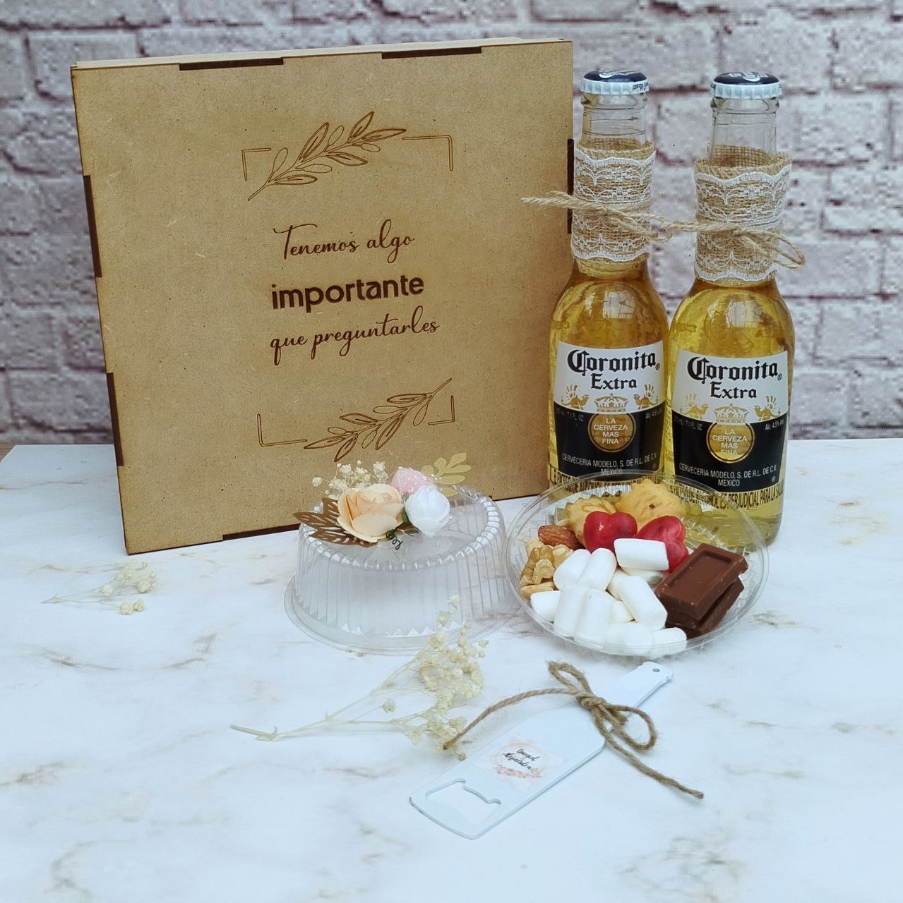 Caja en madera marcada grabado láser personalizada para detalles y eventos con dulces y bebida