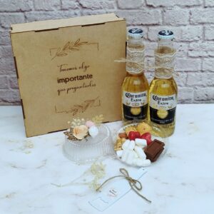 Caja en madera marcada grabado láser personalizada para detalles y eventos con dulces y bebida