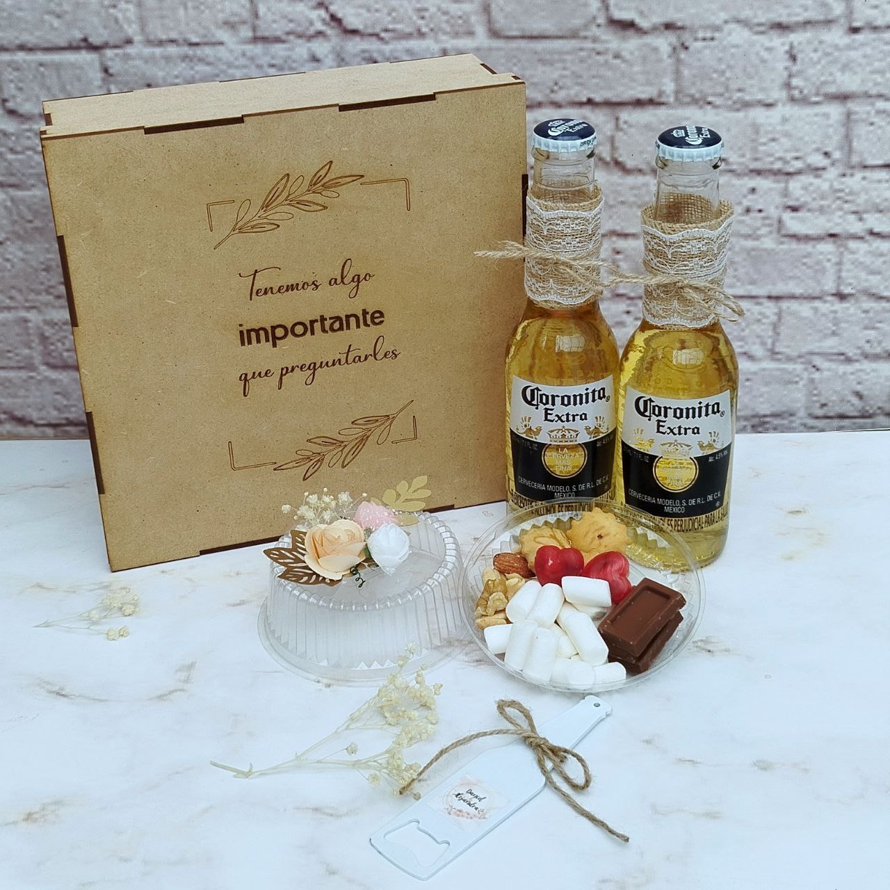 Caja en madera marcada grabado láser personalizada para detalles y eventos con dulces y bebida