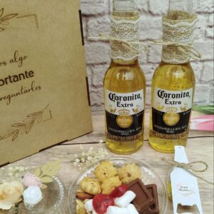 Caja en madera marcada grabado láser personalizada para detalles y eventos con dulces y bebida