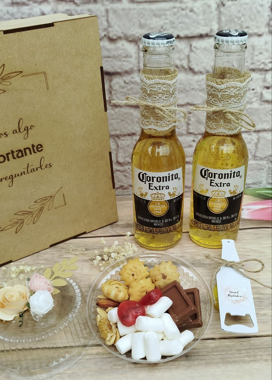 Caja en madera marcada grabado láser personalizada para detalles y eventos con dulces y bebida