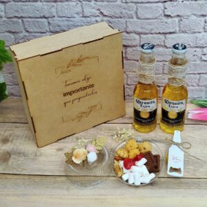 Caja en madera marcada grabado láser personalizada para detalles y eventos con dulces y bebida