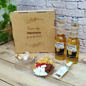 Caja en madera marcada grabado láser personalizada para detalles y eventos con dulces y bebida