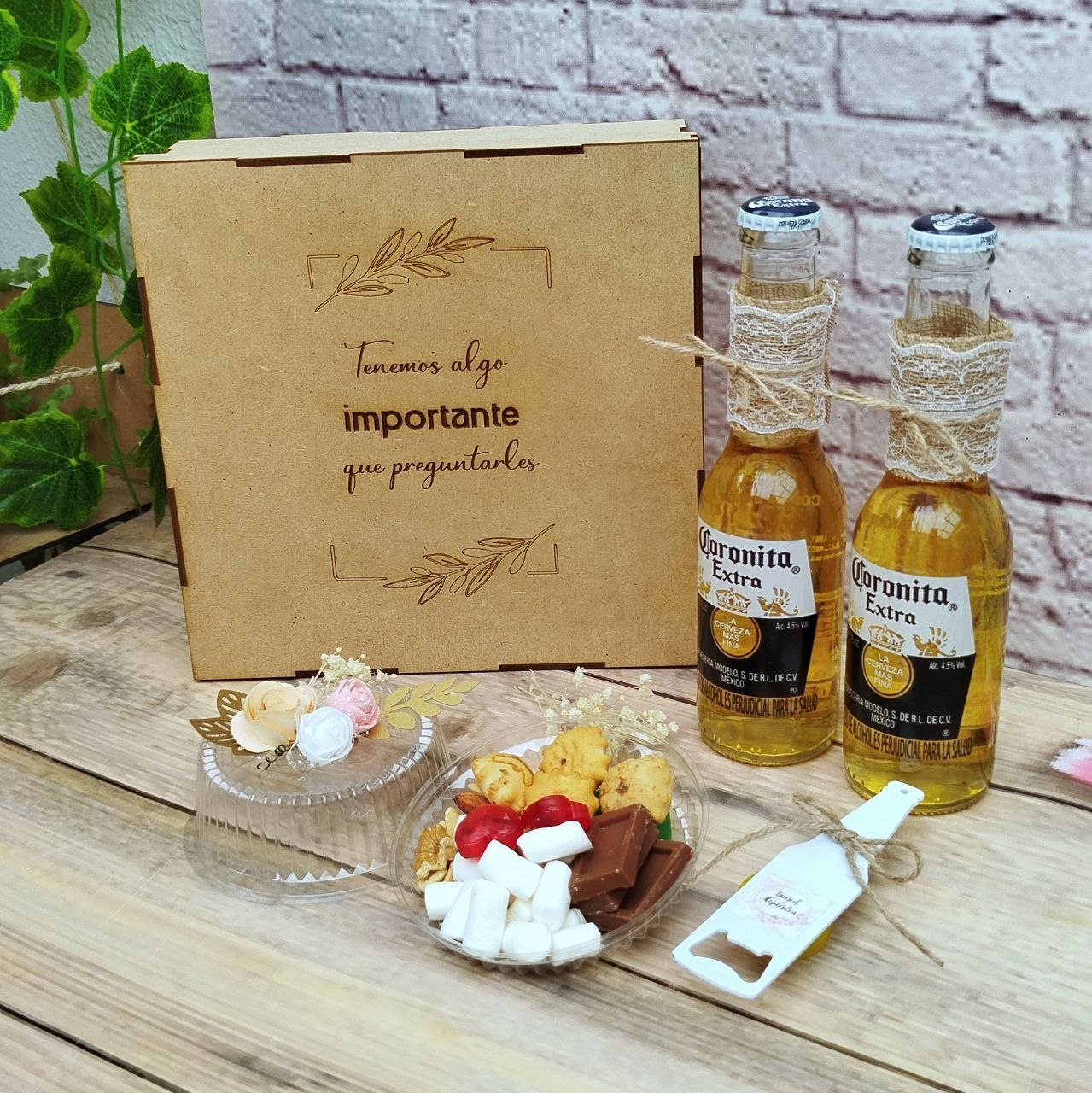 Caja en madera marcada grabado láser personalizada para detalles y eventos con dulces y bebida