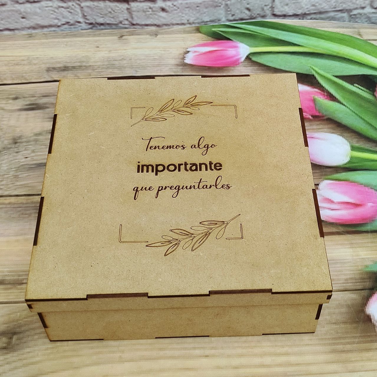 Caja en madera marcada grabado láser personalizada para detalles y eventos botilo, cepillo, espejo y dulces