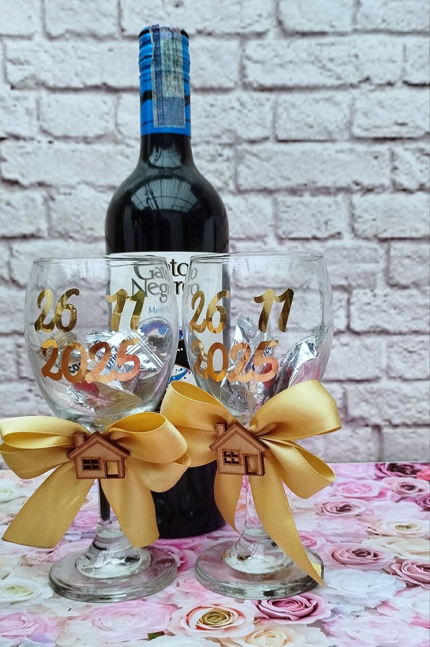 Caja en madera y copas personalizadas detalle para padrinos, damas de honor, padres, ceremonias, recuerdos toda ocasion