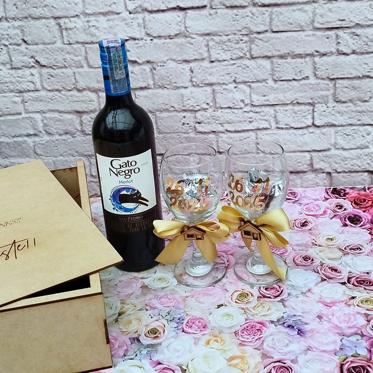 Caja en madera y copas personalizadas detalle para padrinos, damas de honor, padres, ceremonias, recuerdos toda ocasion