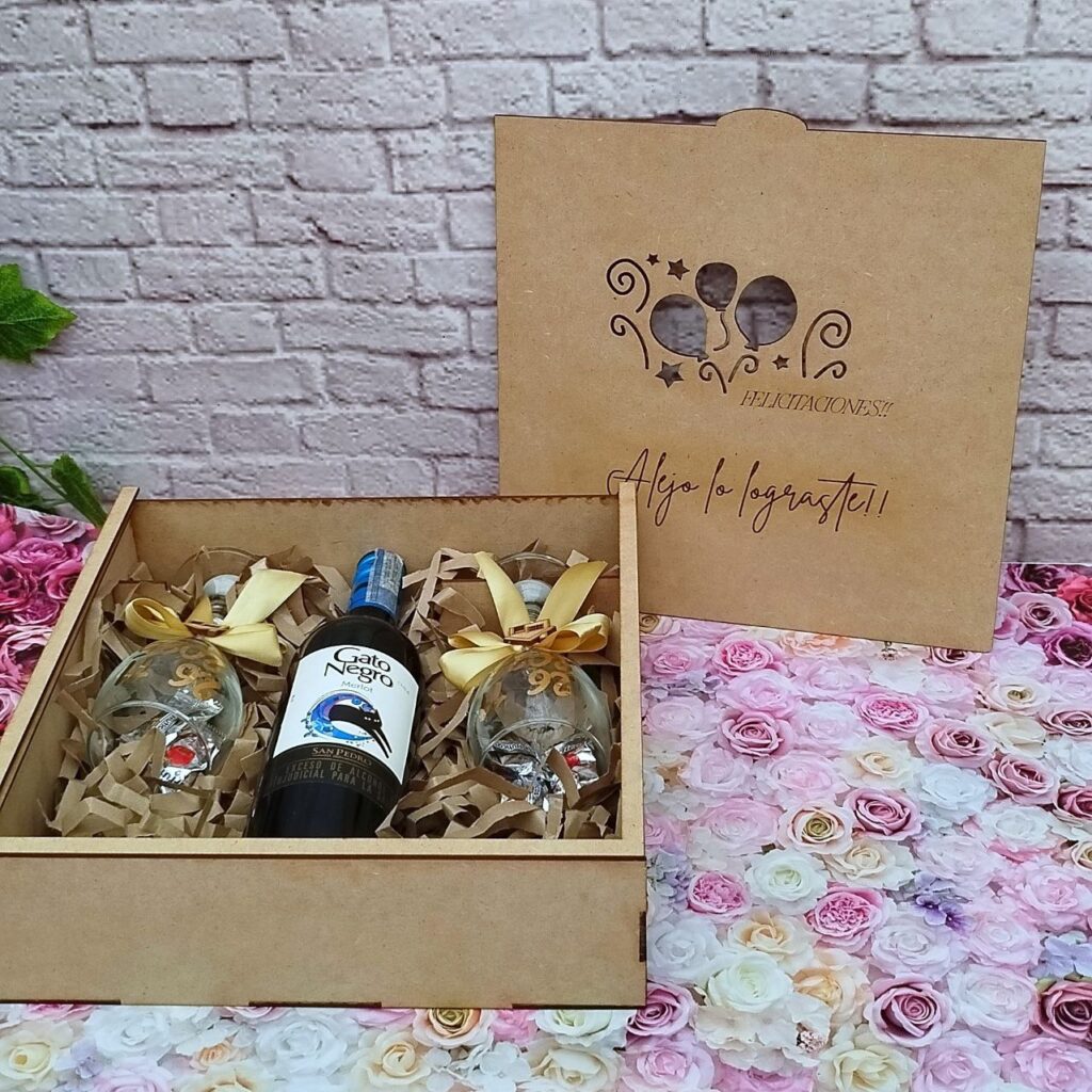 Caja en madera y copas personalizadas detalle para padrinos, damas de honor, padres, ceremonias, recuerdos toda ocasion