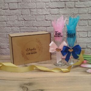 Caja en madera y copas personalizadas detalle para padrinos, damas de honor, padres, ceremonias, recuerdos